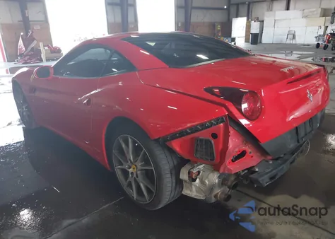 2010 Ferrari California z USA, uszkodzony, nr VIN ZFF65LJA7A0176101